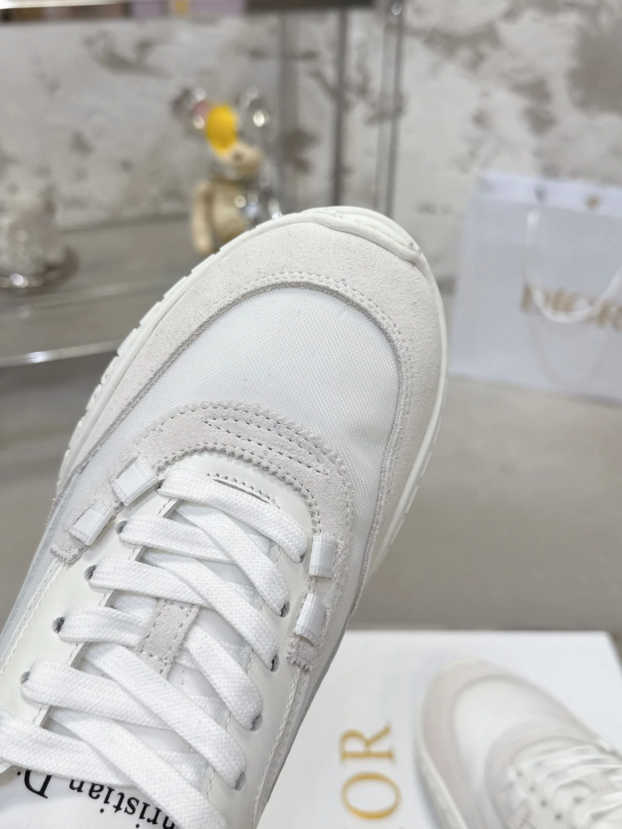 Factory price 640💰 Top version! ! ! Dior Tech sneakers Dior Tech is newly launched, with exquisite color matching and autumn and winter atmosphere. This Dior Tech sneaker is a new product in the 2026 early spring ready-to-wear series. It is equipped with fashionable details and highlights the retro aesthetics. Made of calfskin and suede calfskin upper with transparent mesh side panels and ChristianDior Paris signature on the heel and tongue. A textured, tonal Dior signature sole adds couture style. Upper material: Textile, cowhide split leather, cowhide leather with Christian Dior Paris logo on the heel and tongue Textured Dior logo rubber sole embellished with Christian Dior's lucky star symbol! Size 35-46 (40 for women, 41 for men, 38.45.46, custom made and non-refundable)